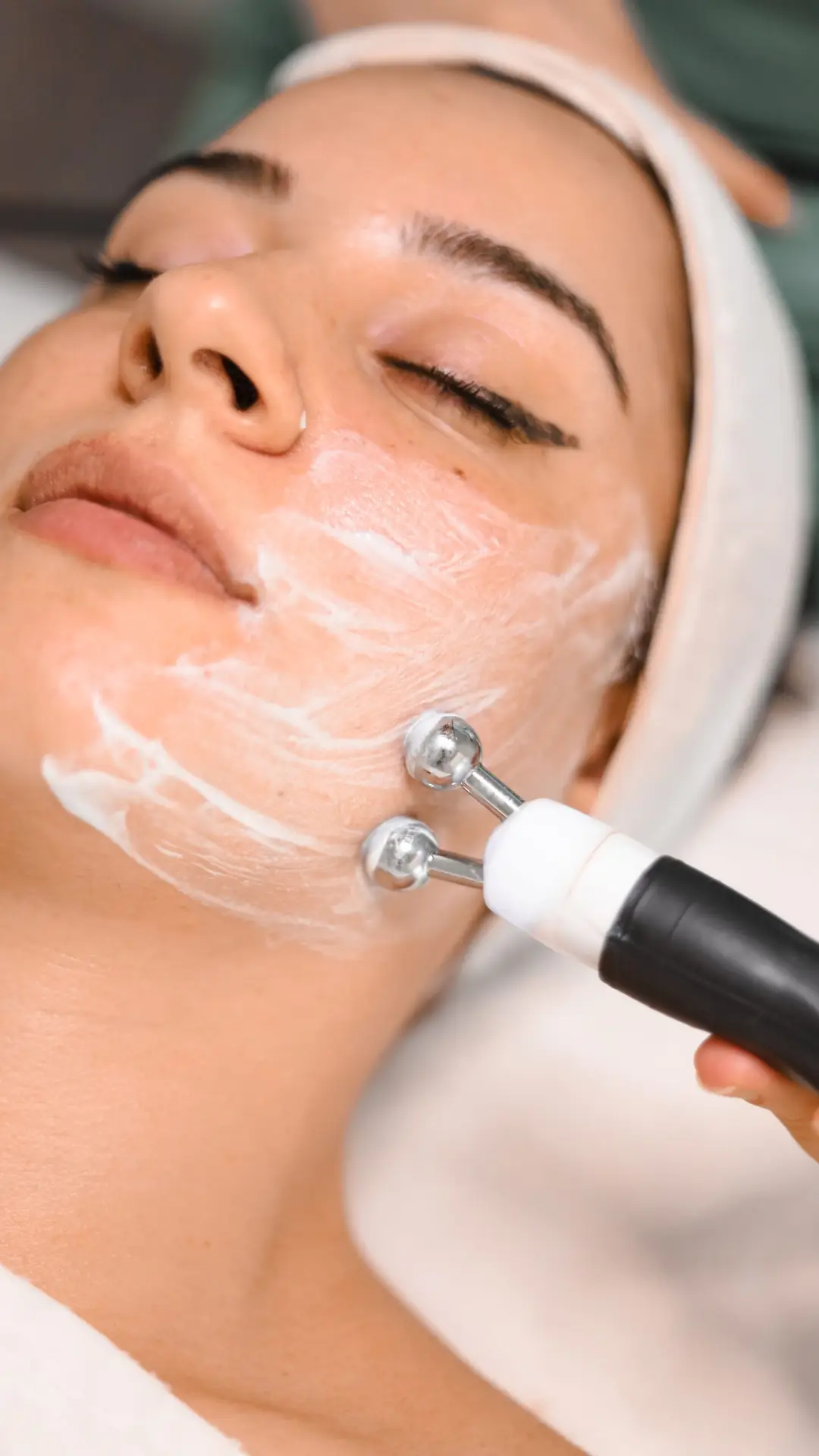 dermal clinician australia performing facial treatment